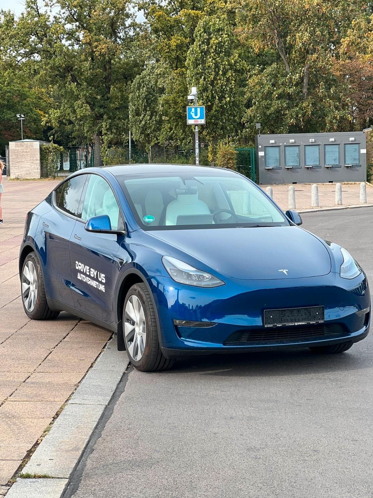 Tesla Model Y 2023 372 PS Autovermietung mieten in Berlin ab 150€/Tag