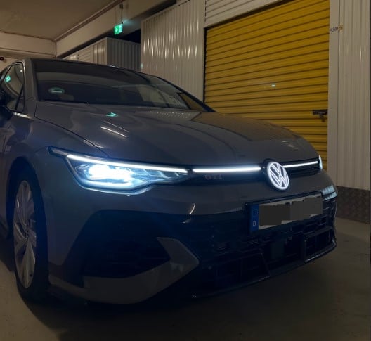 VW Golf 8.2 GTI Clubsport mit Akrapovic Mieten Autovermietung Bild 2