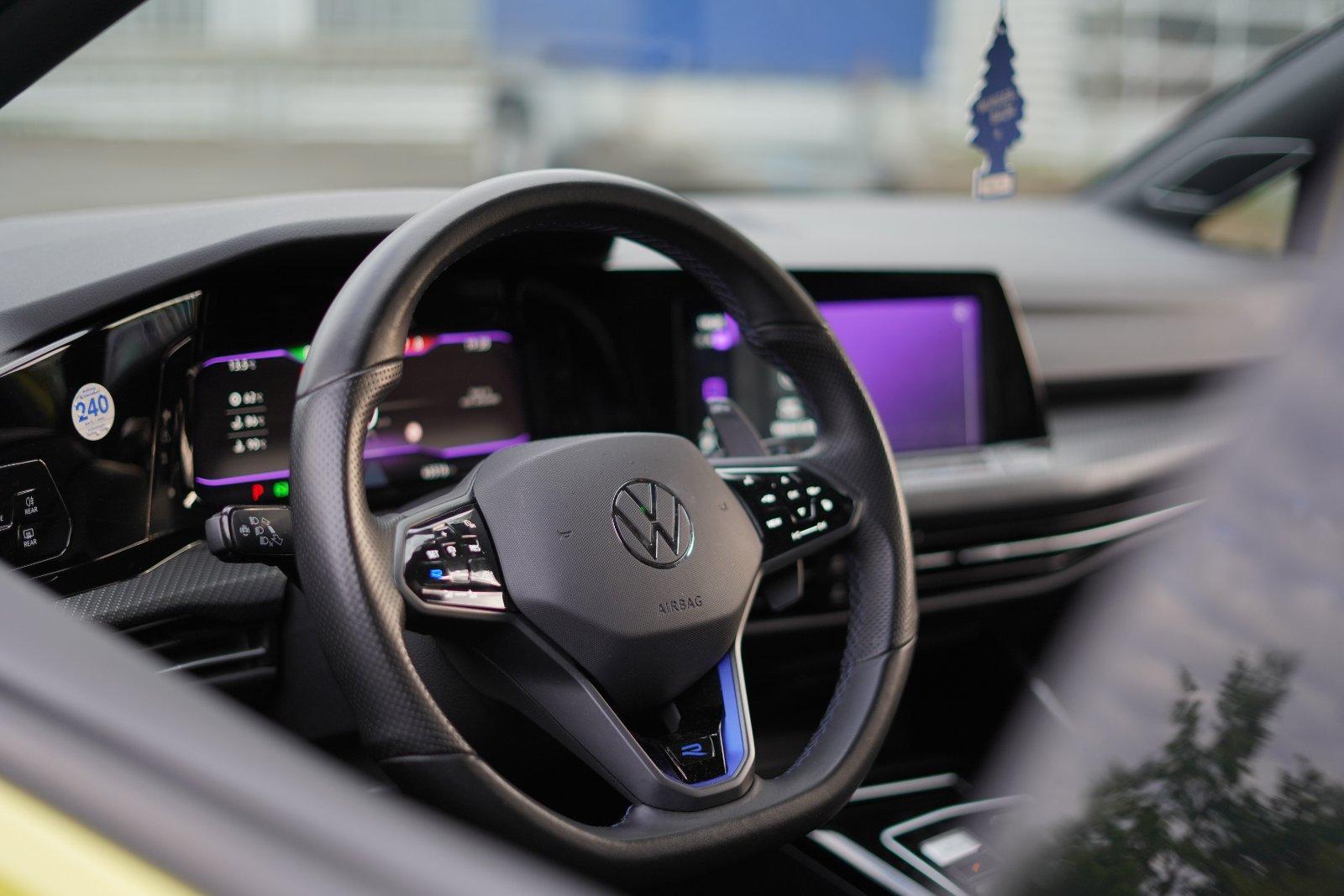 VW Golf 8R Edition 333 mieten/ Sportwagenvermietung Bild 5