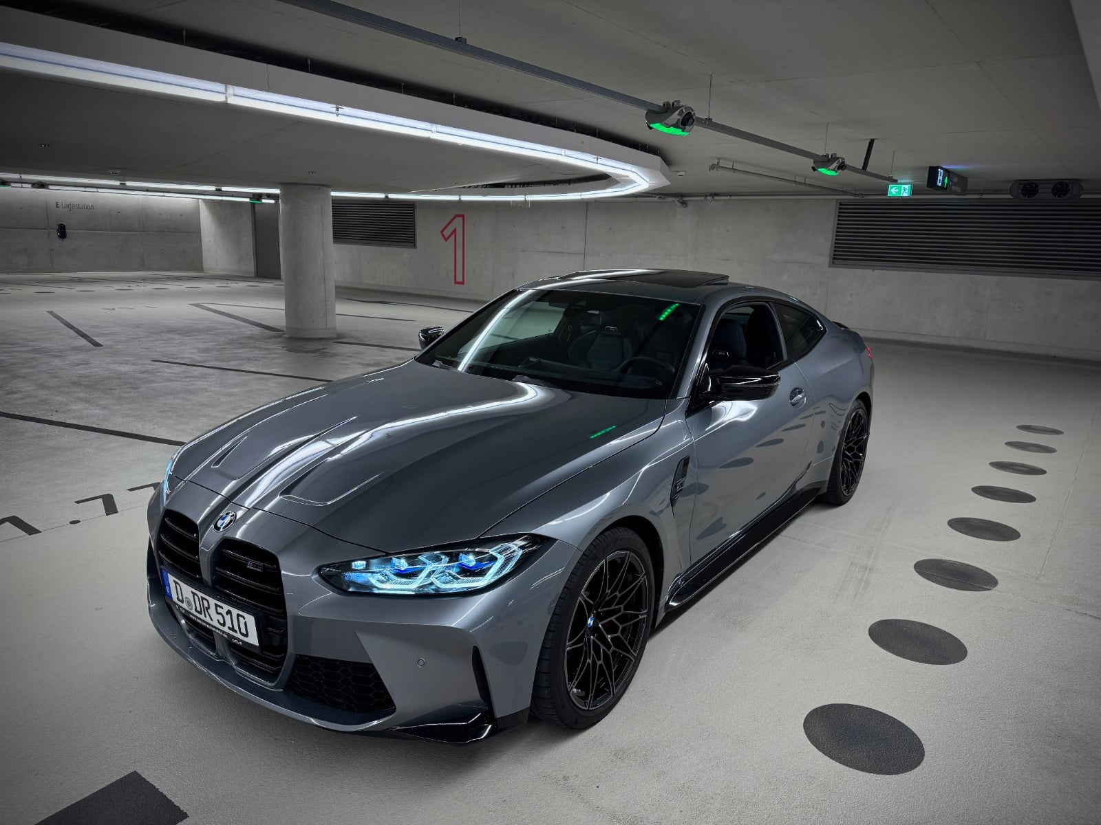 BMW M4 Competition mieten in Düsseldorf Bild 3