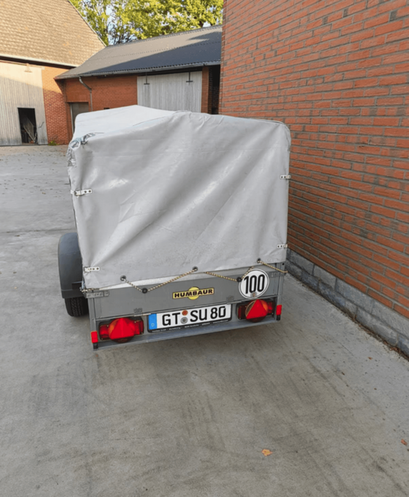 Humbauer 750kg Planen Anhänger mieten Bild 3