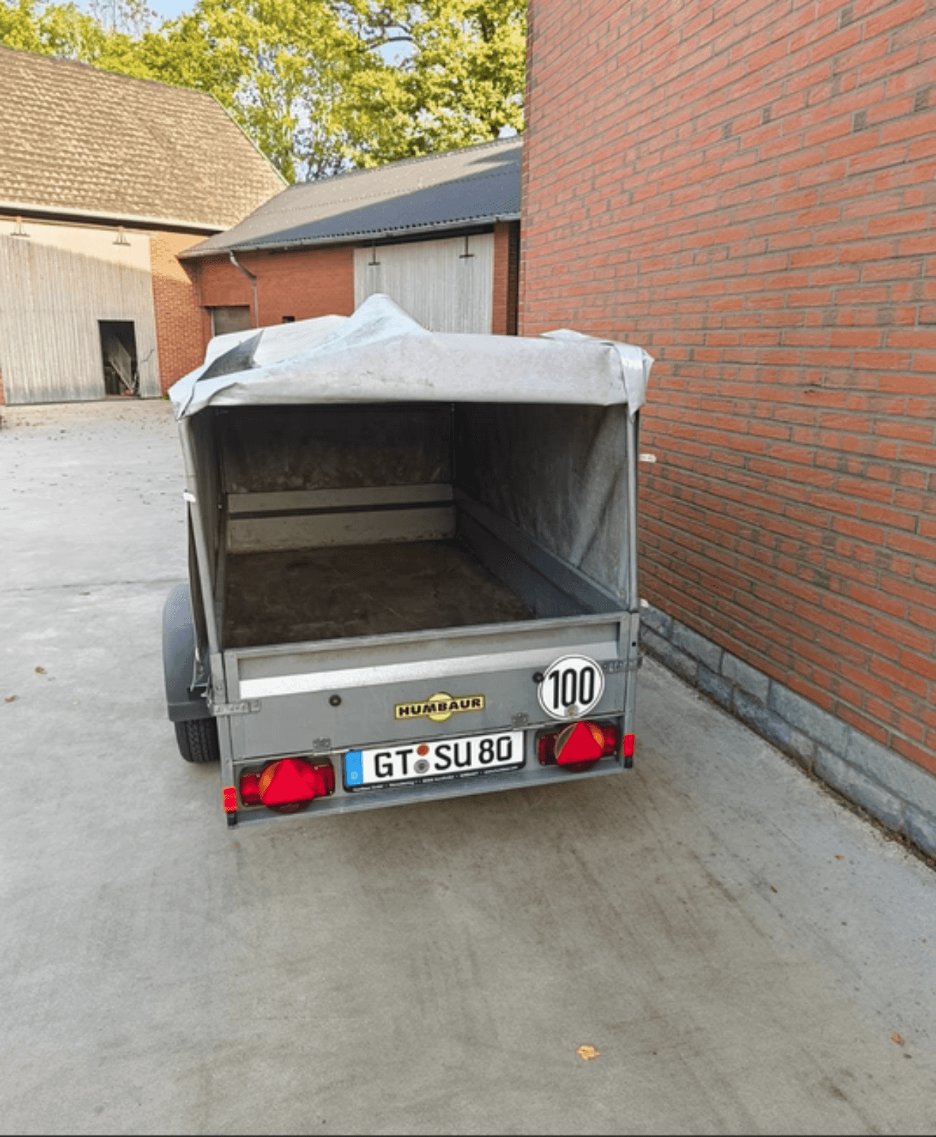 Humbauer 750kg Planen Anhänger mieten Bild 4