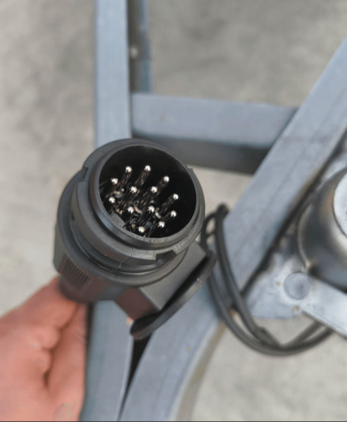 Humbauer 750kg Planen Anhänger mieten Bild 6