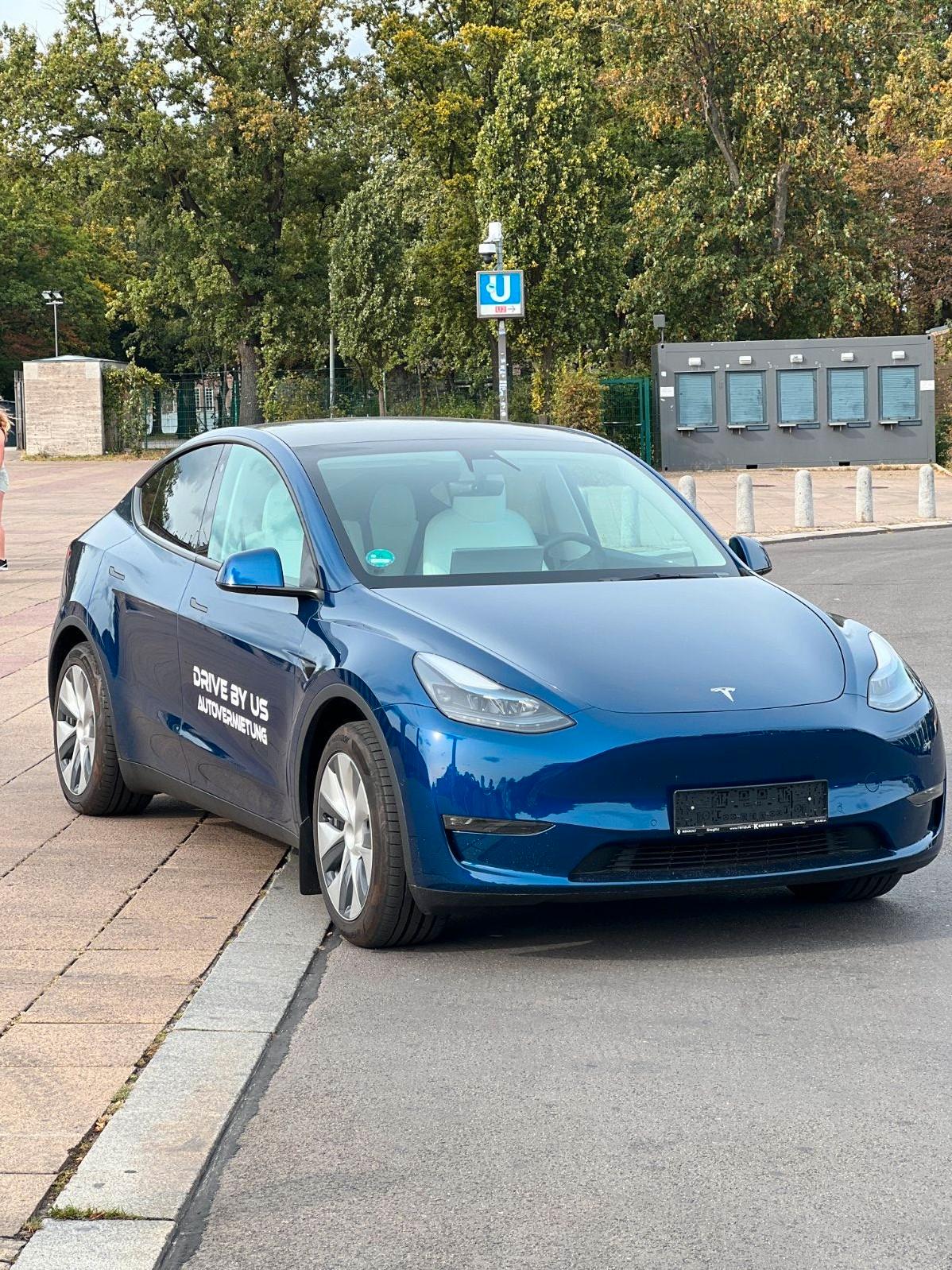 Tesla Model Y 2023 372 PS Autovermietung Mietwagen Automieten Rent a car Bild 2
