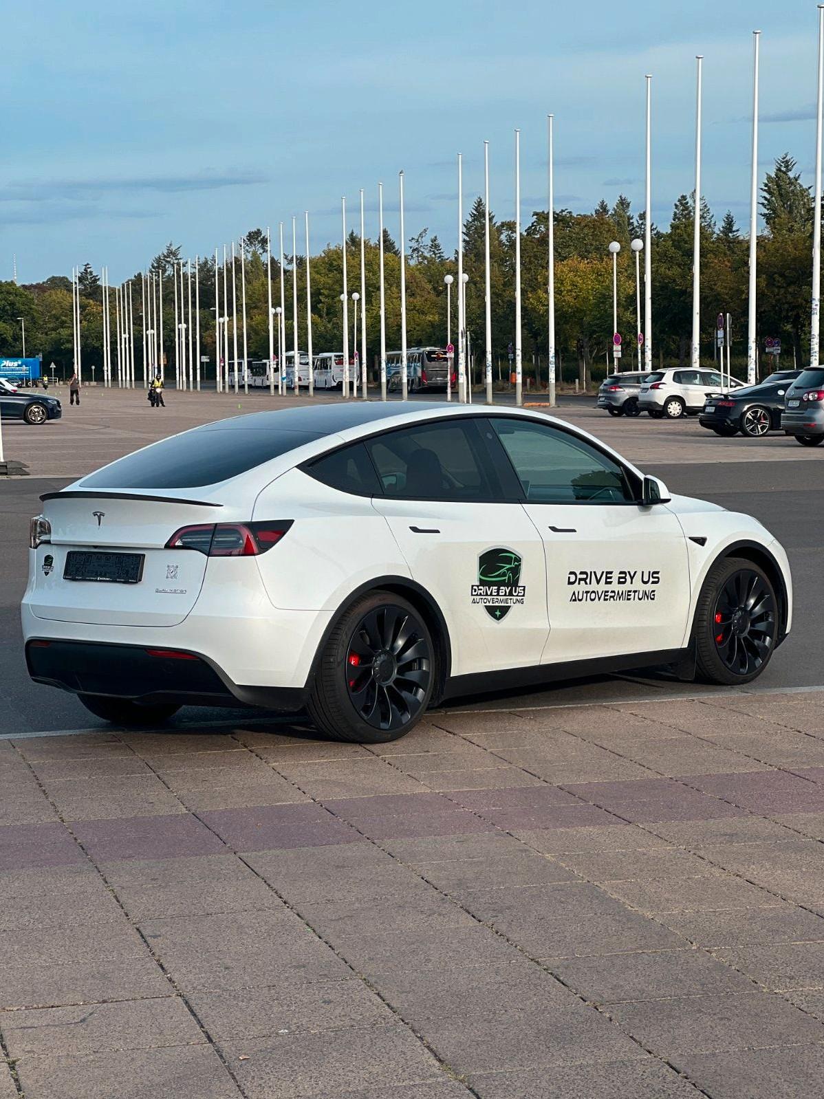 Tesla Model Y Performance 2023 534 PS Autovermietung Mietwagen Automieten Rent a car Bild 2