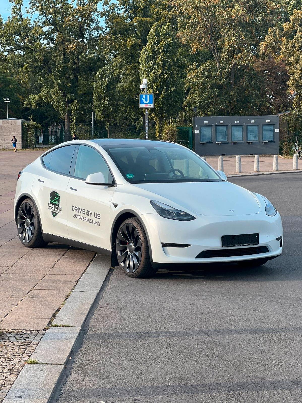 Tesla Model Y Performance 2023 534 PS Autovermietung Mietwagen Automieten Rent a car Bild 6