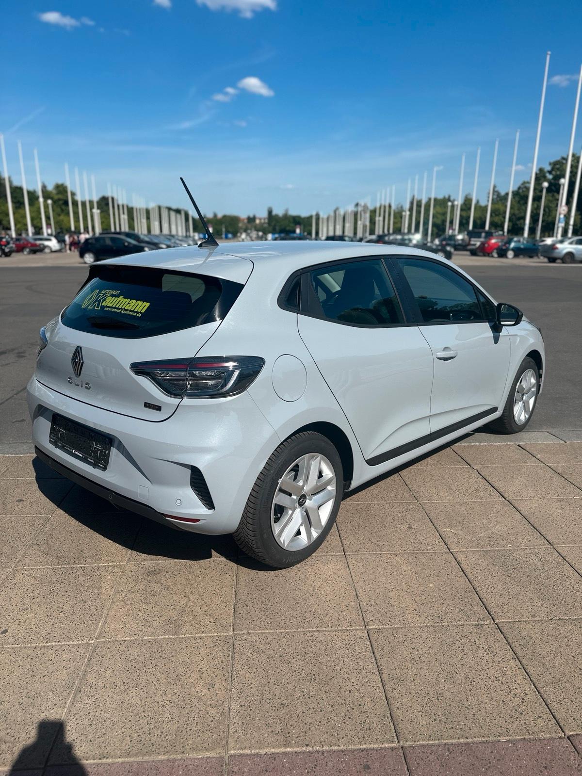 Renault Clio Hybrid Automatik 2024 Mieten Autovermietung Mietwagen Rent a Car Bild 5