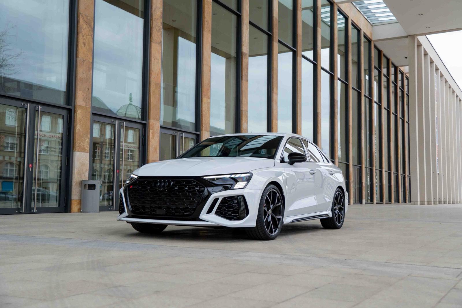 Audi RS3 Limousine mieten / Sportwagen mieten / Hochzeitsauto Bild 4