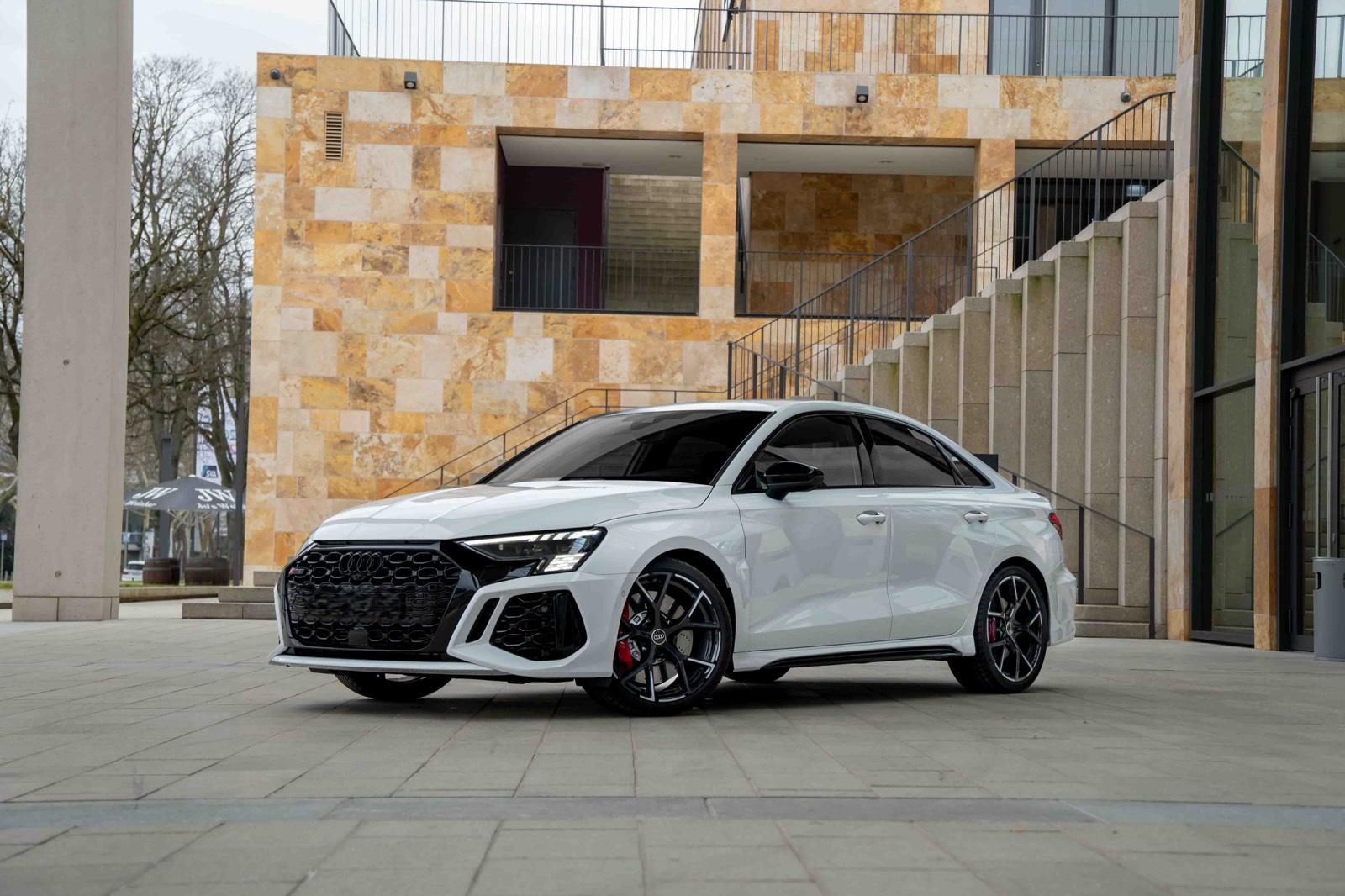 Audi RS3 Limousine mieten / Sportwagen mieten / Hochzeitsauto Bild 5