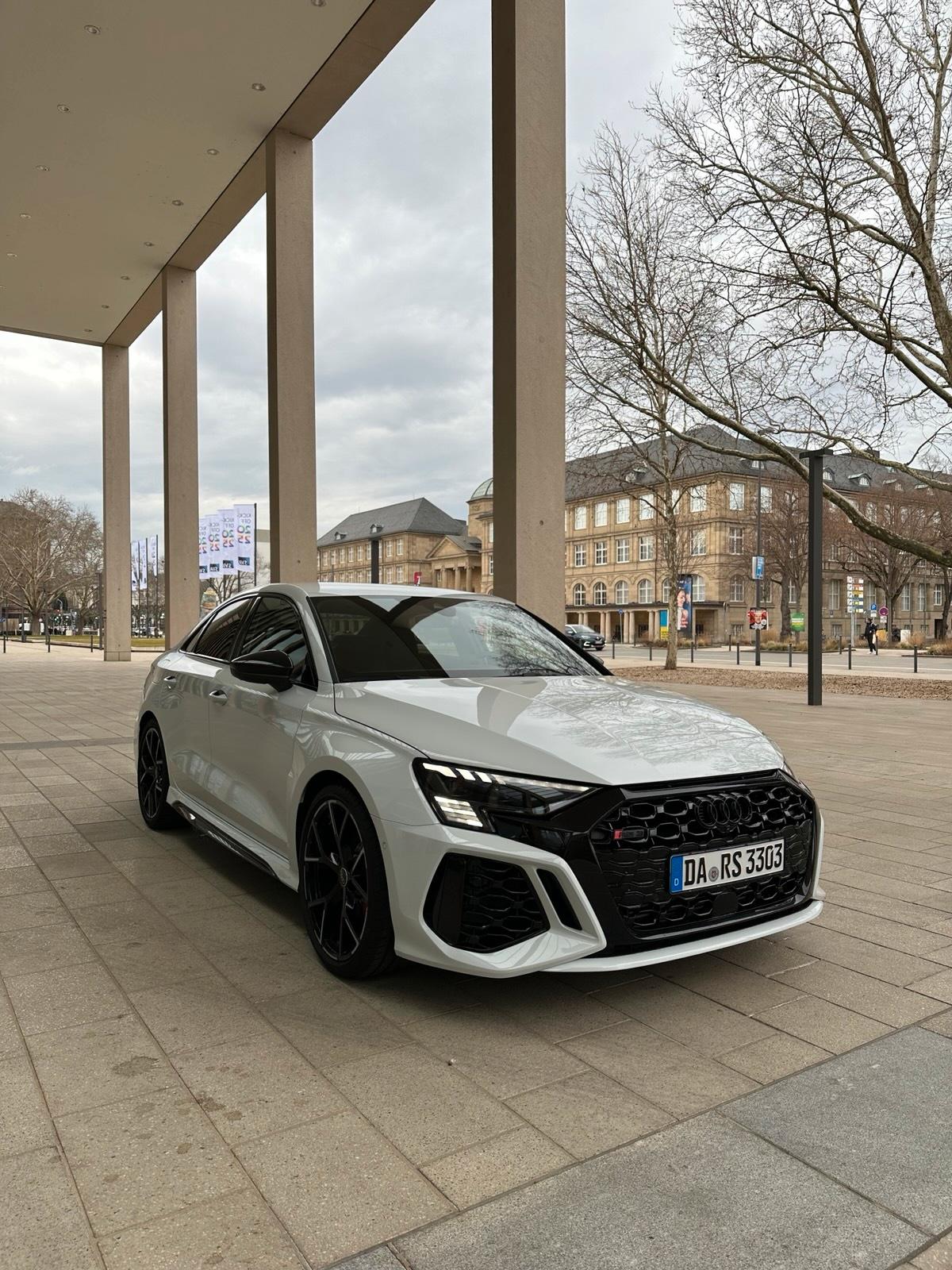 Audi RS3 Limousine mieten / Sportwagen mieten / Hochzeitsauto Bild 6