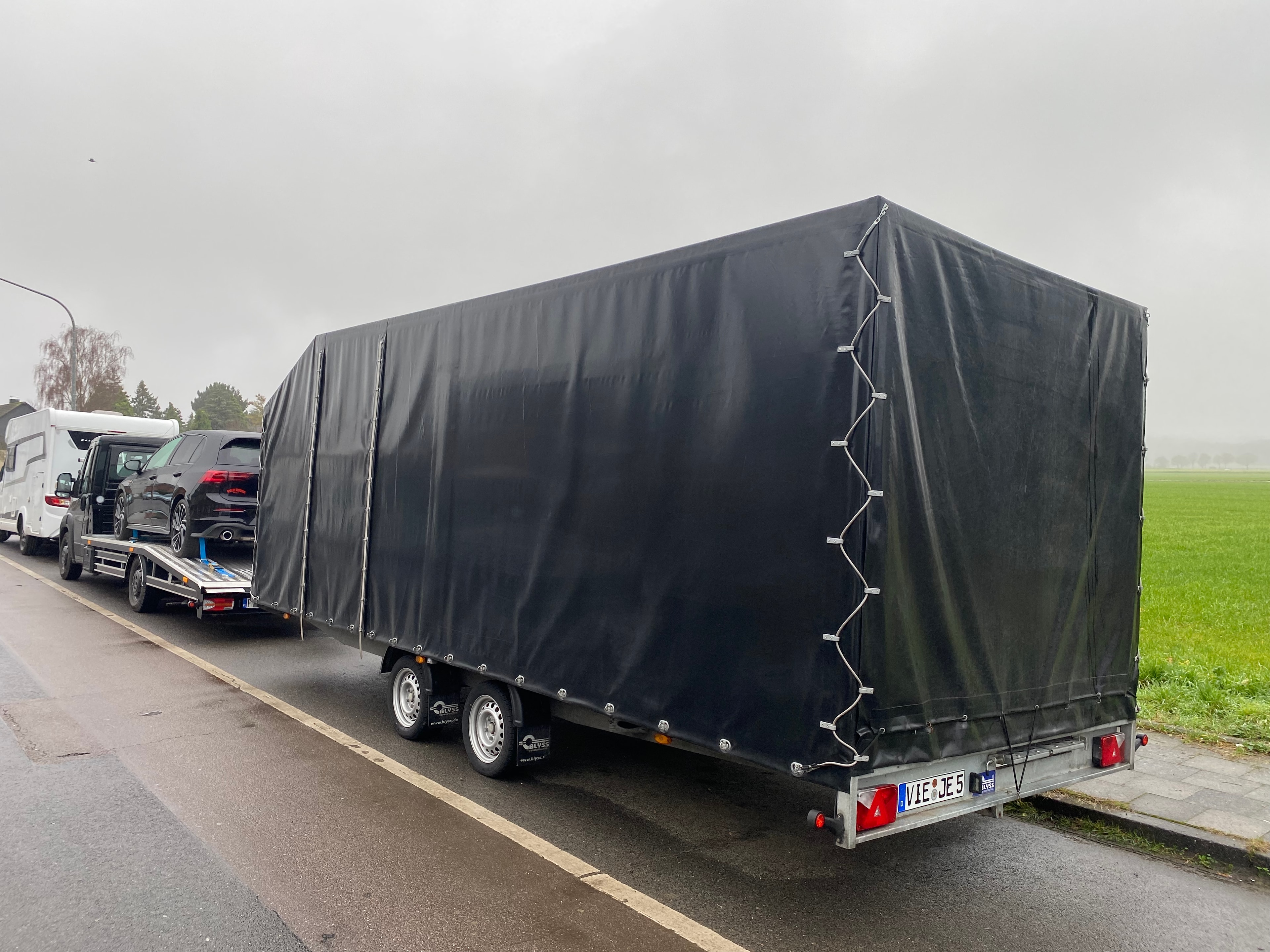 GESCHLOSSENER KFZ-TRANSPORTANHÄNGER 3T