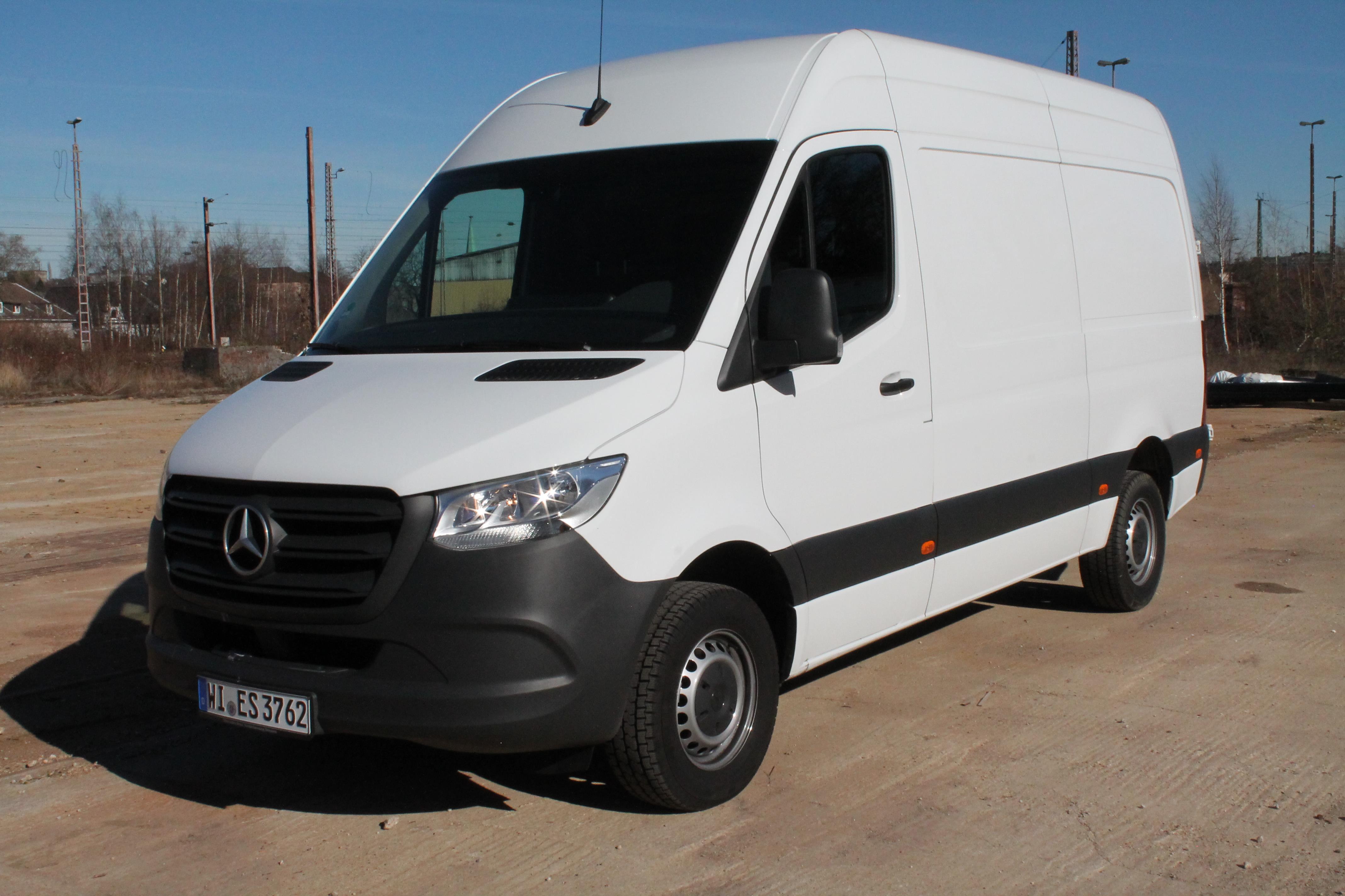 Beispielmodell Mercedes Sprinter Laderaummaße 3,0 *1,65*1,8 mtr Ladevolumen ca 9 m3 3 Sitzer