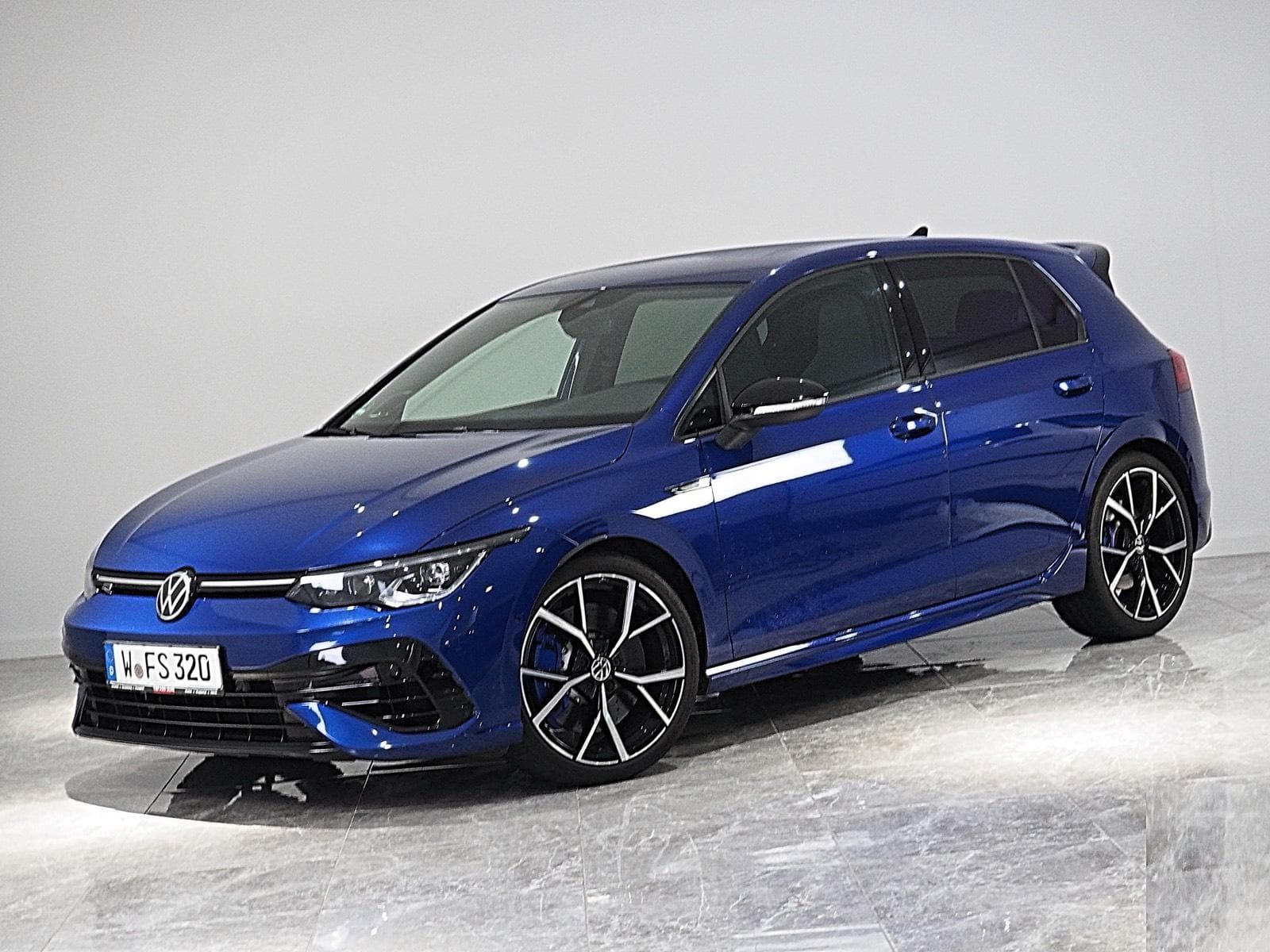 Volkswagen Golf 8 R | Akrapovic mieten in Wuppertal ab 139€/Tag