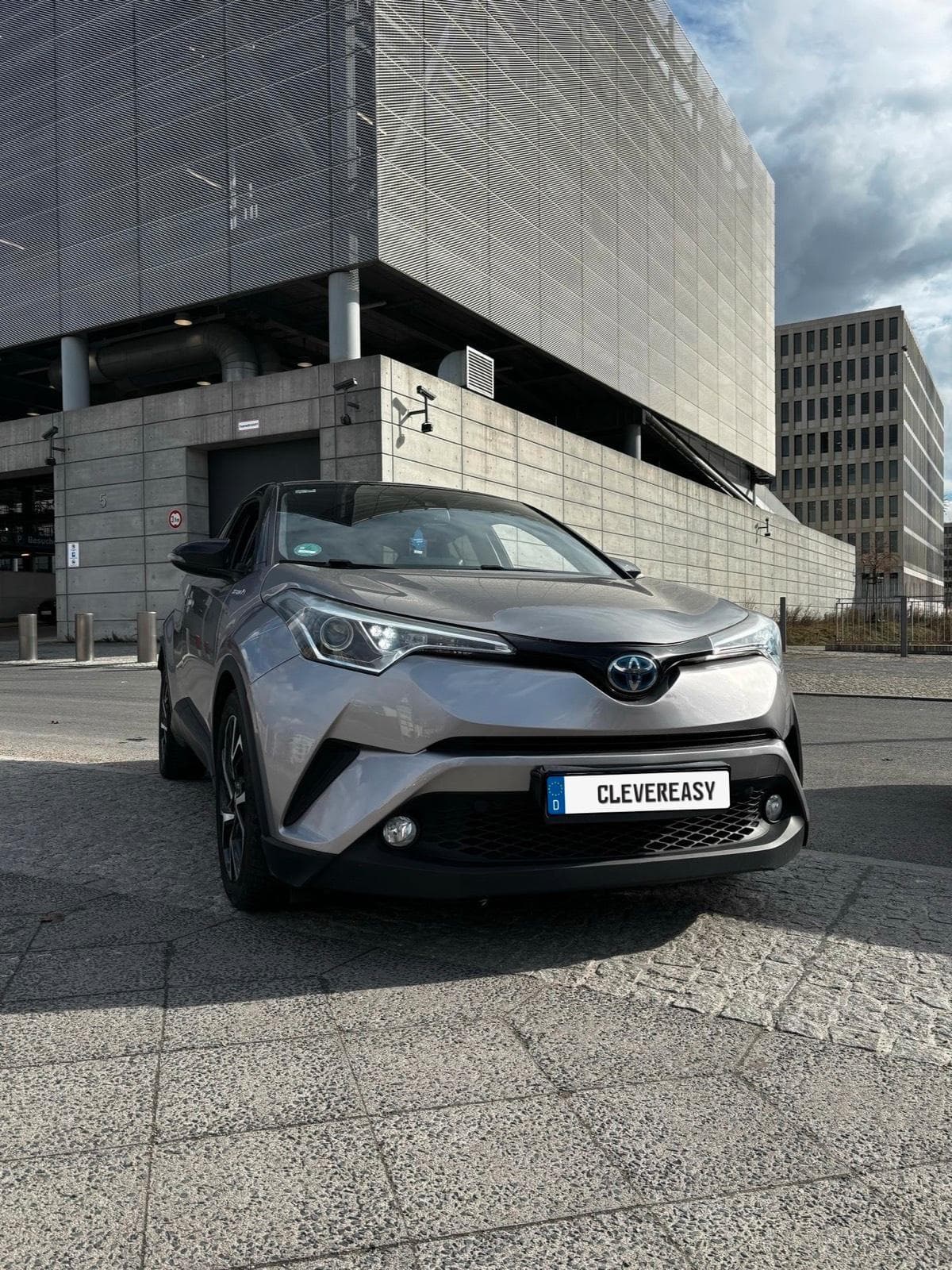 Toyota C-HR Hybrid mieten in Berlin ab 69€/Tag