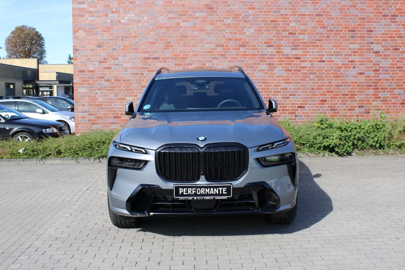 BMW X7 40d mieten in Berlin ab 229€/Tag